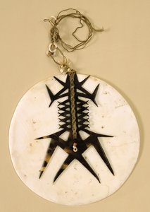 1890年以前の胸飾り（テマ）、Ndeni島（トリダクナシェル、タートルシェル、石、動物の歯）